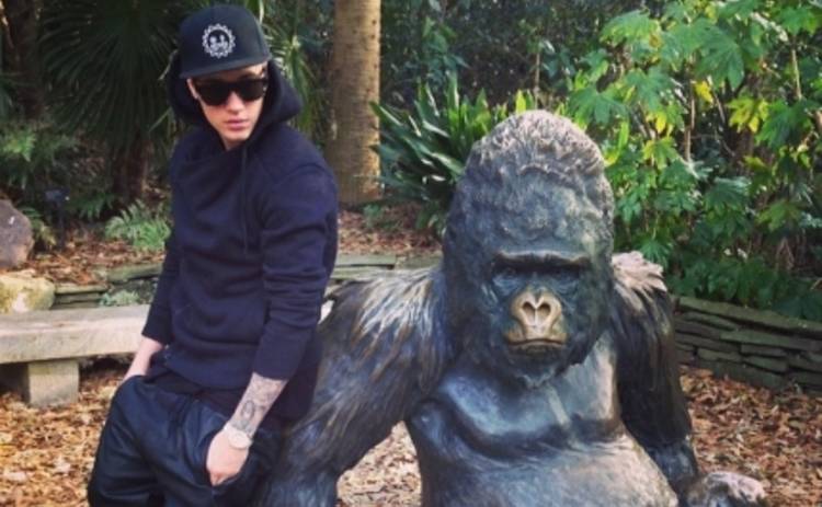 Джастин Бибер бросил свою обезьянку в зоопарке