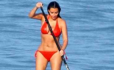 Ким Кардашьян занялась серфингом