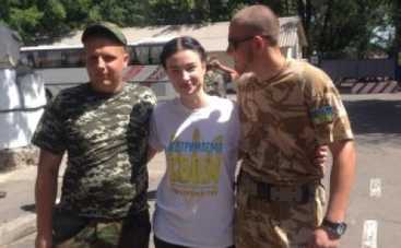 Настя Приходько подарила свой крестик бойцу АТО