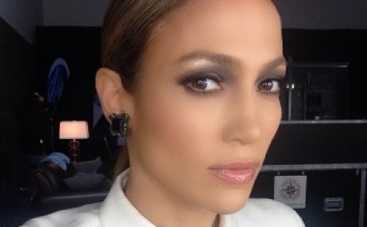 Дженнифер Лопес отдыхает на пляже с сыном (ФОТО)