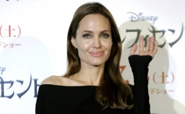 Анджелина Джоли показала свое свадебное платье (ФОТО)