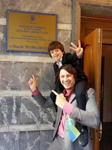 Сергей Притула с сыном в школе