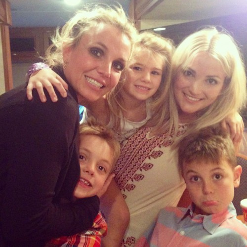 Бритни Спирс с сестрами и сыновьями