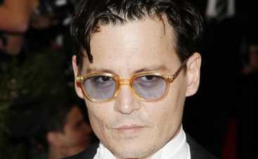 Джонни Депп показал зеленые ногти