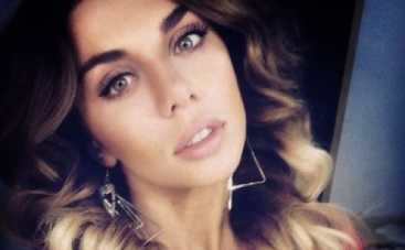 Аня Седокова показала откровенное пляжное фото