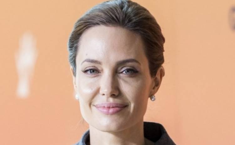 Анджелину Джоли в детстве дразнили сверстники