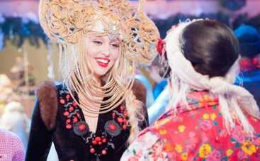 Оля Полякова торгуется с Русланой Писанкой за пирожки