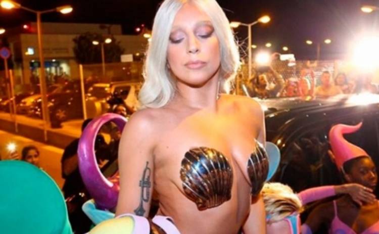 Lady GaGa шокировала греческую публику (ФОТО)