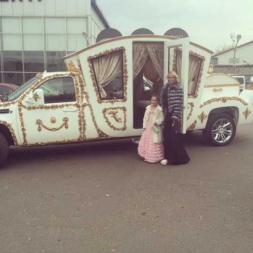 Анастасия Волочкова с дочерью арендовали карету-автомобиль instagram.com/volochkova_art