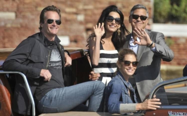 Джордж Клуни и Амаль Аламуддин устроили романтический заплыв в Венеции (ФОТО)