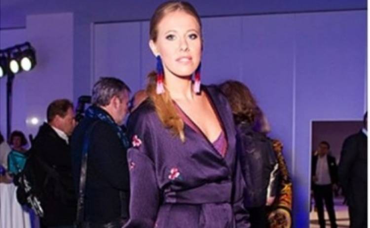 Ксения Собчак вышла в свет в модном кимоно (ФОТО)