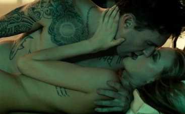 Адам Левин занялся сексом с женой в новом клипе Maroon 5 (ВИДЕО)
