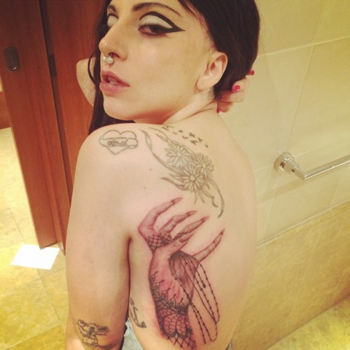 Lady GaGa показала новую татуировку в виде женской кисти