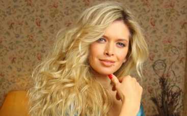 Вера Брежнева воет на Луну