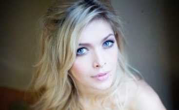 Вера Брежнева накормила поклонников сладостями