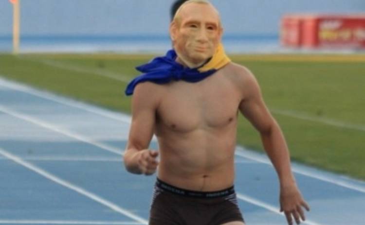 Владимир Путин бегал в трусах по стадиону в Кировограде (ВИДЕО)