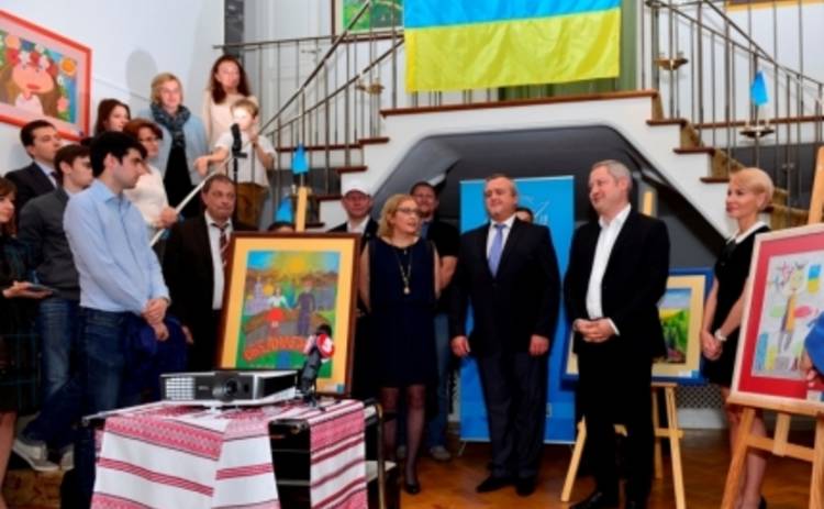 Моя мирная Украина: в Париже прошла выставка детских картин (ФОТО)