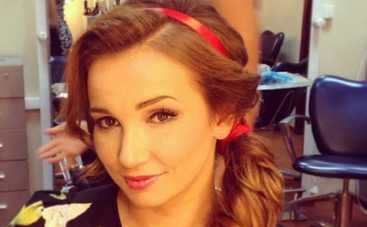 Анфиса Чехова удовлетворяется от расчески (ФОТО)