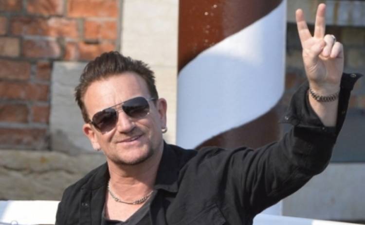 Лидер U2 Боно серьезно болен