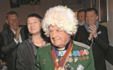 Лев Дуров украсил свой юбилей папахой и орденами