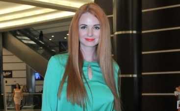 Экс-татушка Лена Катина сняла черно-белый клип