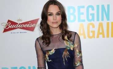 Кира Найтли целовалась с подругой на школьном балу