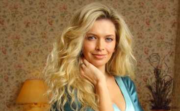 Вера Брежнева показала эротическое фото в одной футболке (ФОТО)