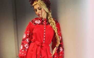 Оля Полякова примерила платье-вышиванку (ФОТО)