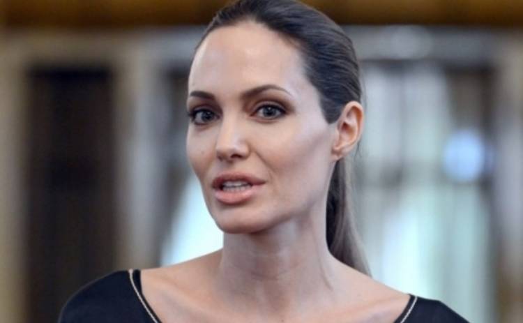 Анджелину Джоли назвали бездарной посредственностью