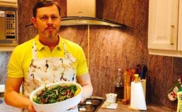 Новогодние рецепты от звезд: Дмитрий Слоссер и его салат с рукколой