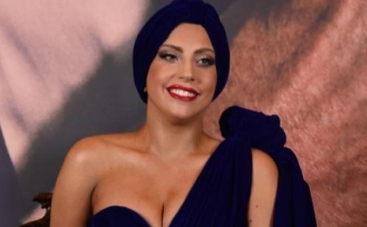 Леди Гага украсила брови стразами к празднику (ФОТО)