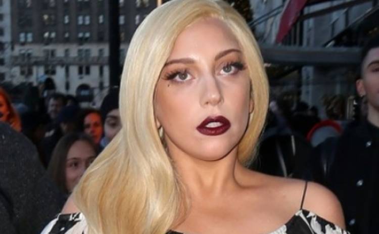 Леди Гага устроила стриптиз с париками (ФОТО)