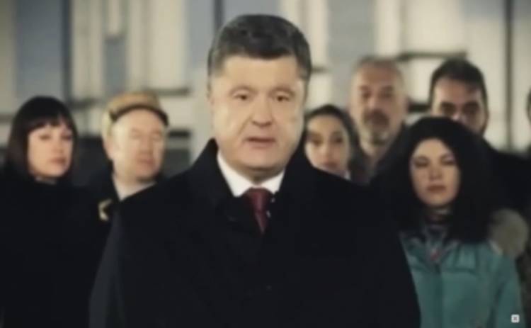 Петр Порошенко поздравил украинцев с Новым годом 2015 на трех языках (ВИДЕО)