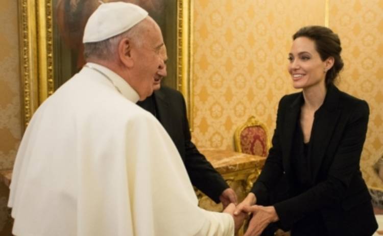 Анджелина Джоли пердставила свой фильм Папе Римскому