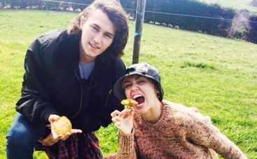 Майли Сайрус сосватала брата сестре Шварценеггера