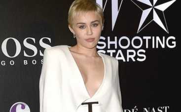 Майли Сайрус снова раскрыла тему сисек (ФОТО)