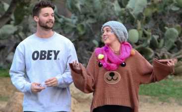 Майли Сайрус устроила эротическое шоу вокруг пальмы (ВИДЕО)