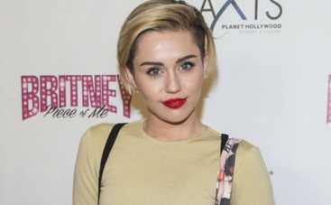 Майли Сайрус искупалась в океане топлес (ФОТО)