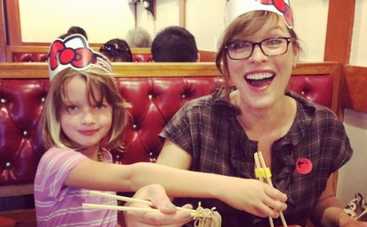 Дочь Милы Йовович сильна не по годам (ВИДЕО)