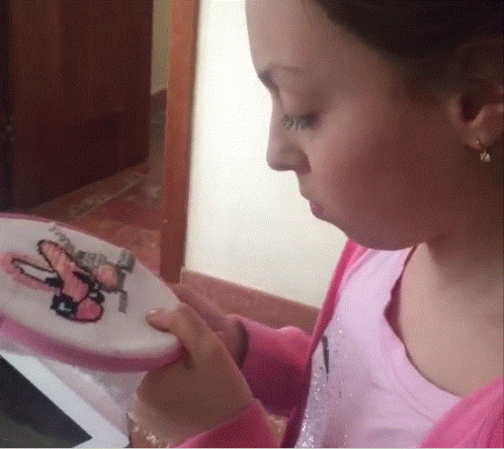 Старшая дочь Оля Поляковой Мария любит вышивать