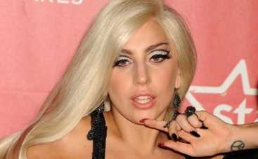 Леди Гага продолжается хвастаться своим кольцом
