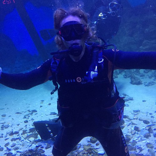 Наталья Королева плавает с аквалангом