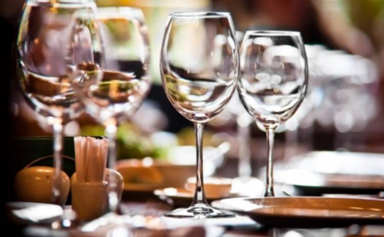 8 марта: выбираем правильные винные бокалы к праздничному столу