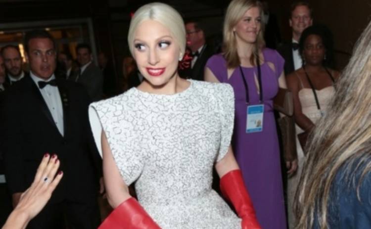 Леди Гага надела перчатки посудомойки (ФОТО)