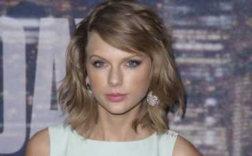 Тейлор Свифт показала стройные ножки