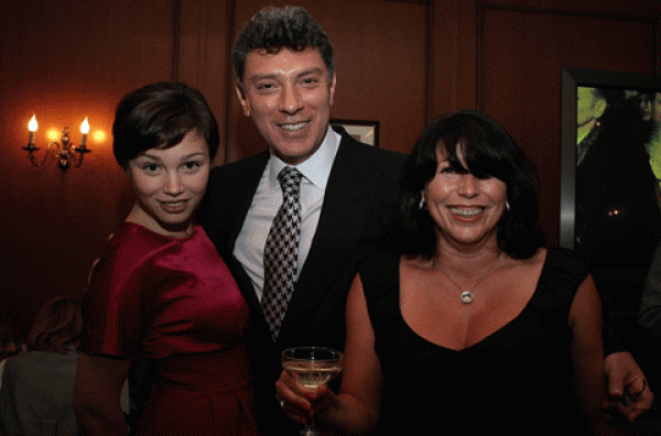Борис Немцов с женой Раисой и дочкой Жанной (слева)