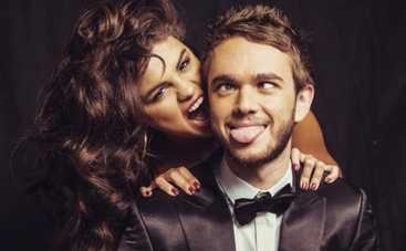 Селена Гомес поцеловала свое отражение, а не Zedd'а (ВИДЕО)