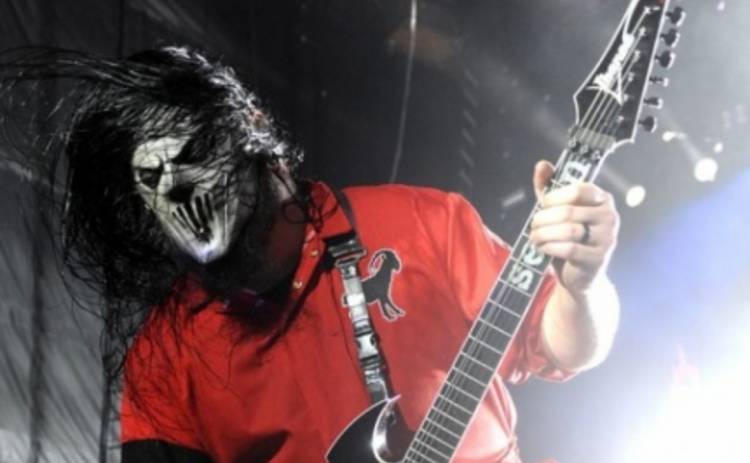 Гитариста группы Slipknot получил ножевое ранение в голову
