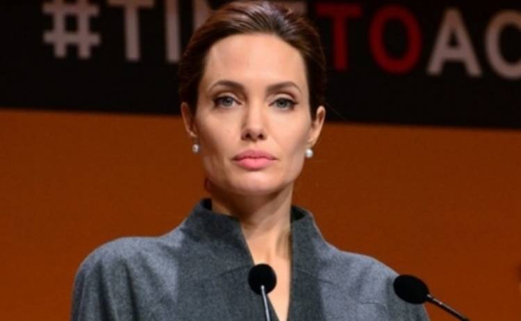 Анджелина Джоли удалила себе яичники