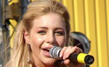 Тина Кароль работает в две смены